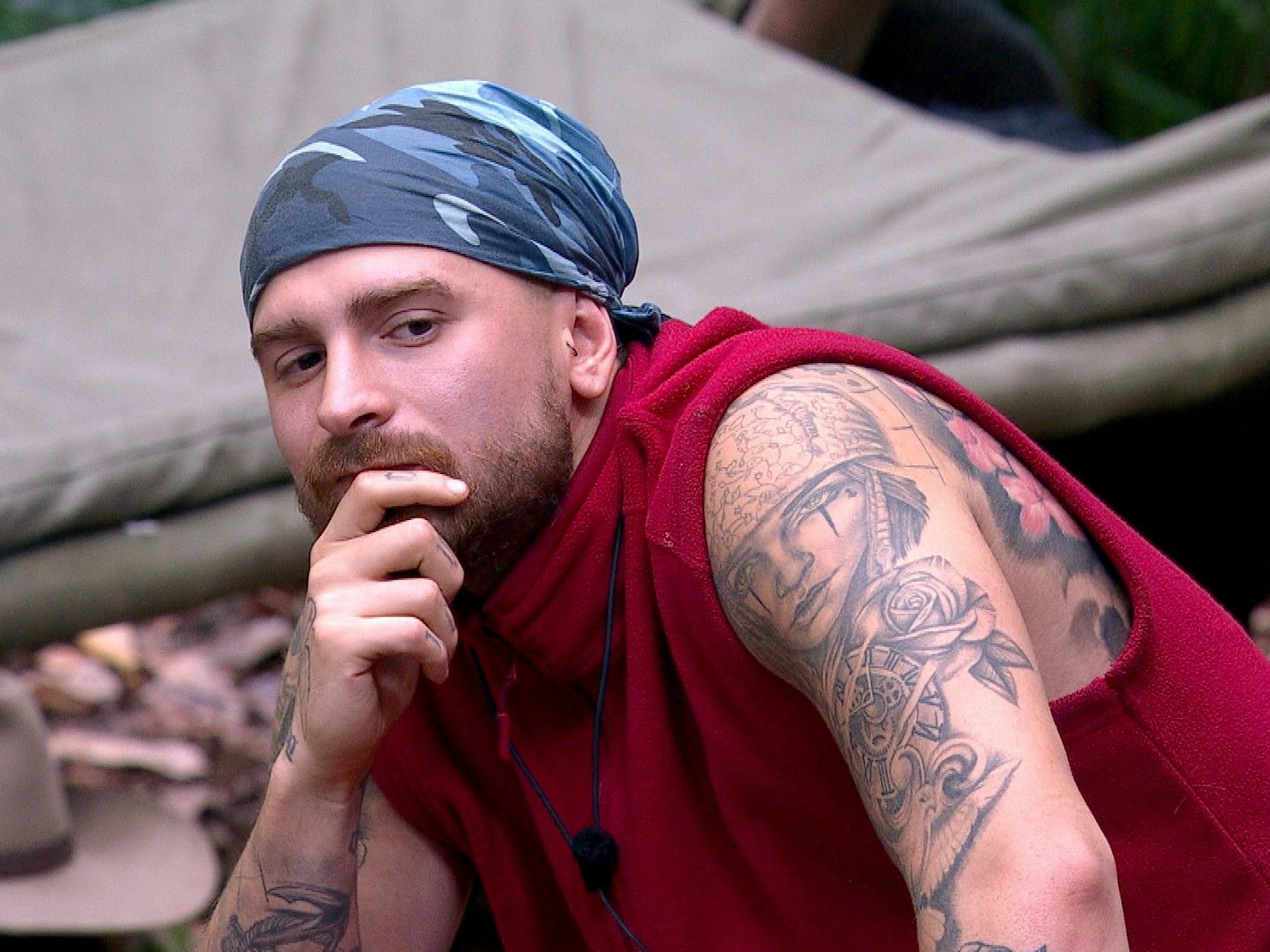 Cosimo und Gigi Birofio beichten im Camp ihr nächtliches Pizza-Gate und ernten großes und entrüstetes Unverständnis von den anderen.