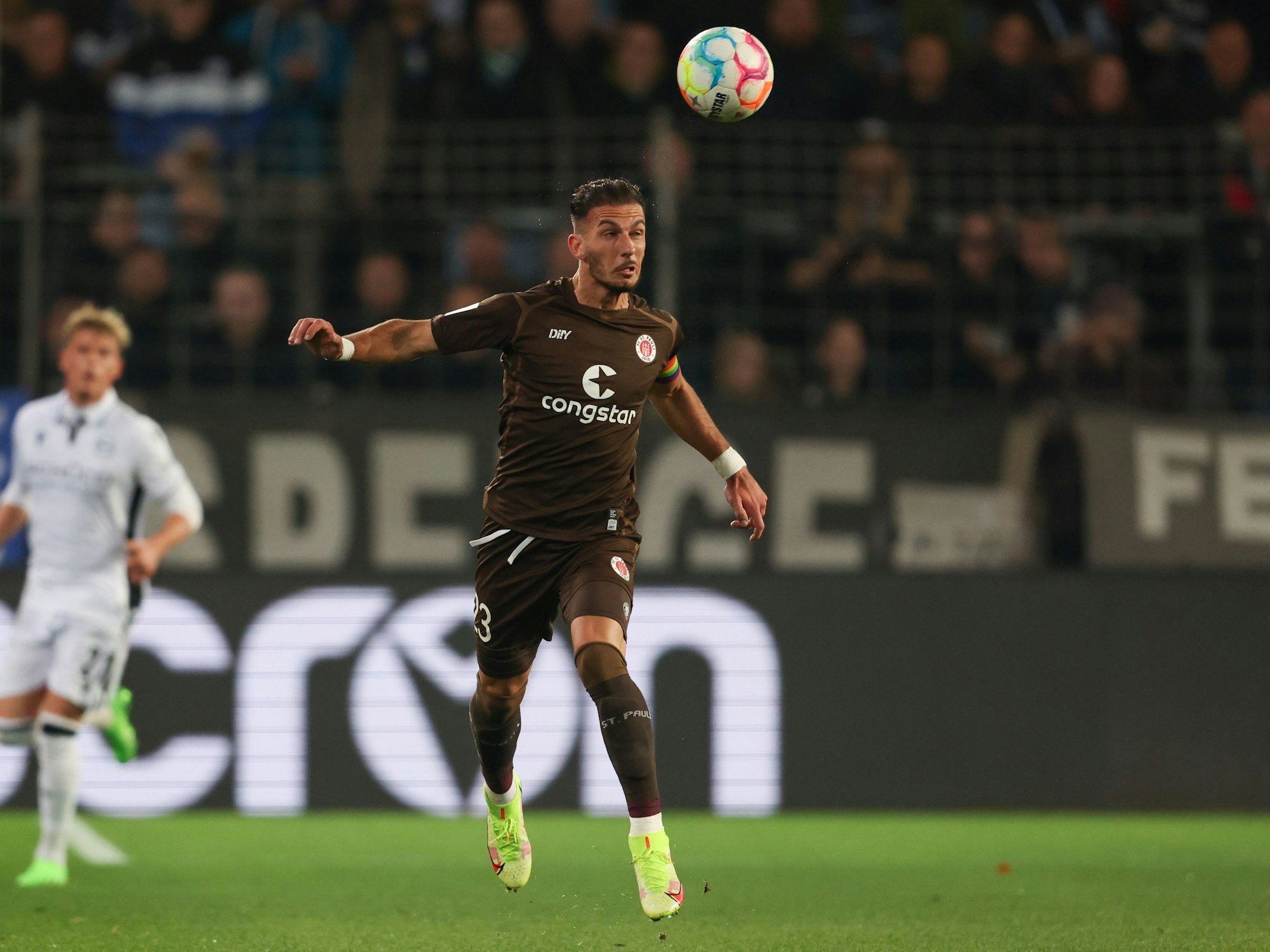Leart Paqarada köpft im Spiel bei Arminia Bielefeld den Ball