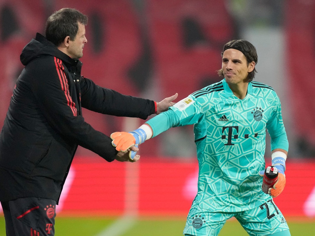 Yann Sommer und Toni Tapalovic klatschen sich ab beim FC Bayern München.