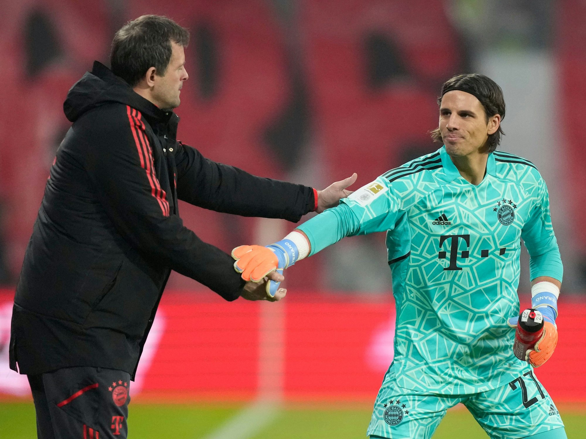 Yann Sommer und Toni Tapalovic klatschen sich ab beim FC Bayern München.