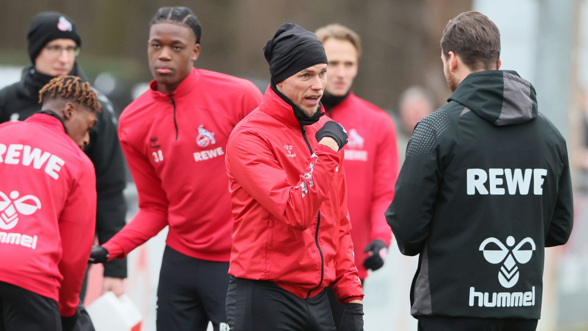 Ondrej Duda spricht beim Training des 1. FC Köln.