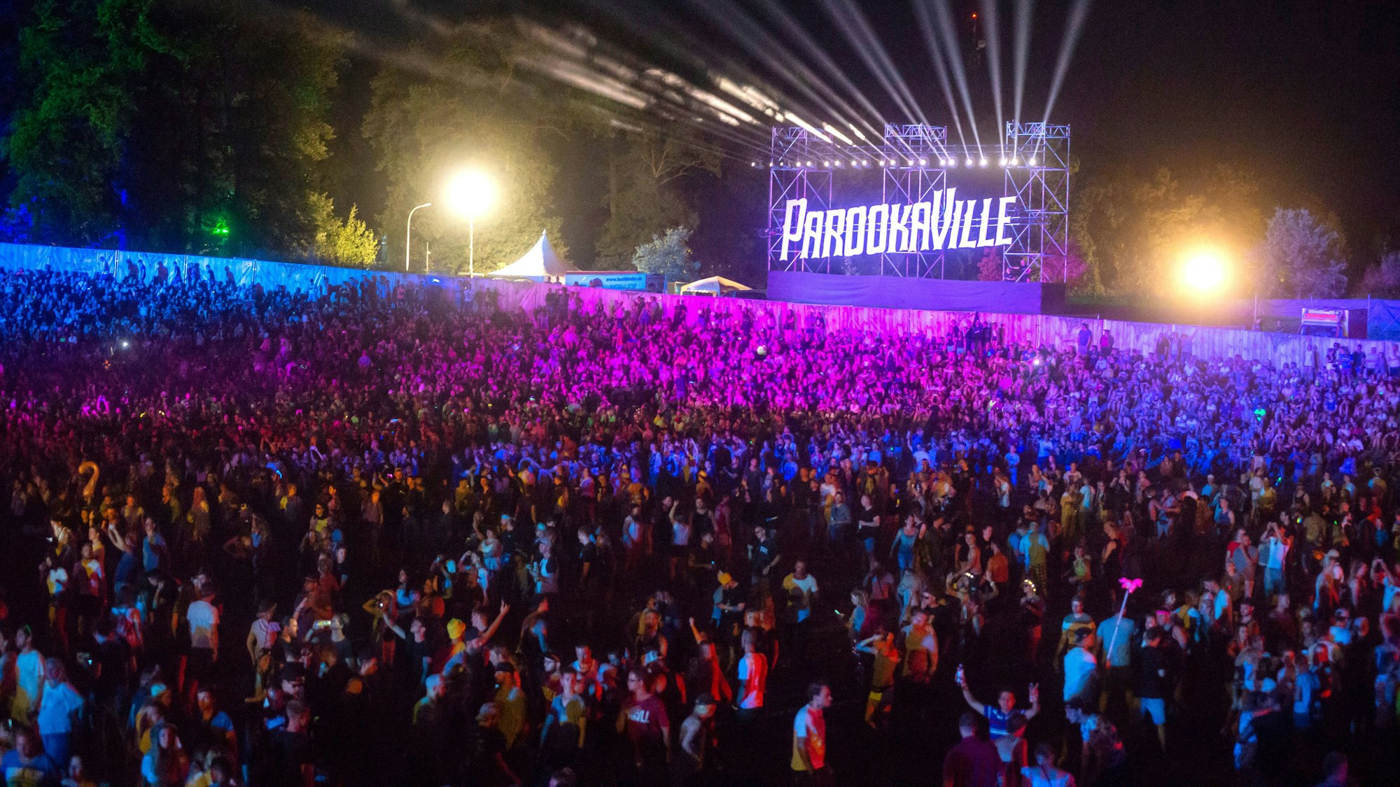 Besucher und Besucherinnen feiern auf dem Musikfestival Parookaville.