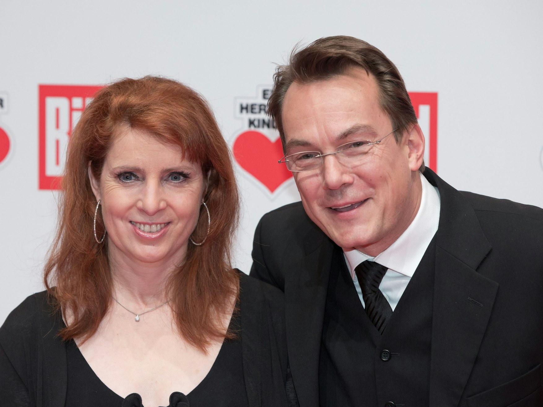 Moderatorin Monica Lierhaus und Rolf Hellgardt kommen zur Spendengala „Ein Herz für Kinder“ in Berlin.