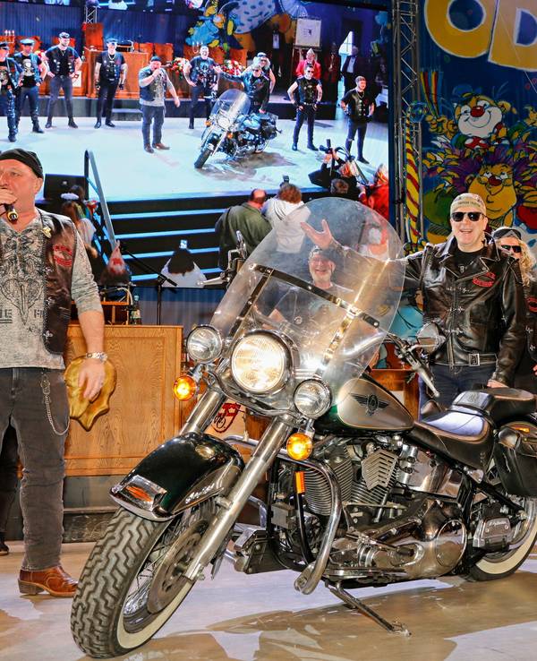 Ralf Schlegemilch und Christoph Kuckelkorn als Rocker auf der Sartory-Bühne.