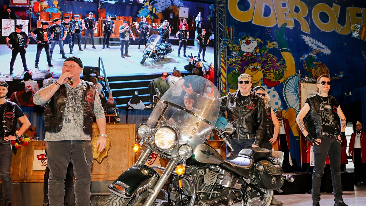 Ralf Schlegemilch und Christoph Kuckelkorn als Rocker auf der Sartory-Bühne.