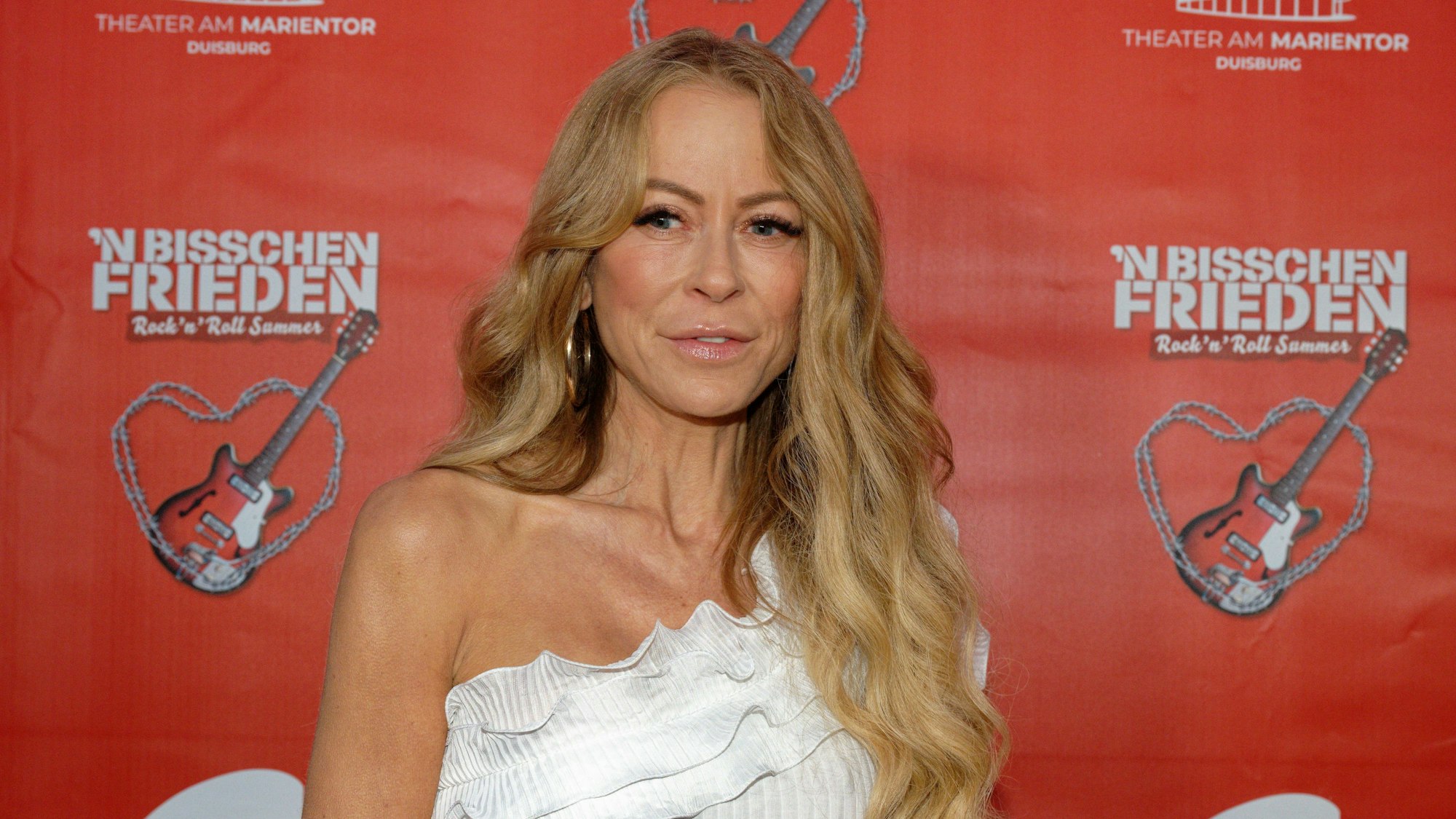 Die Moderatorin Jenny Elvers kommt zur Premiere des Musicals "N bisschen Frieden".