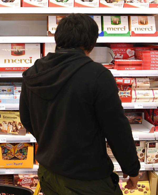 Unser Archivbild (2018) zeigt einen Supermarkt mit einem Regal mit verschiedenen Schokoladen in Bremerhaven. Gleich mehrere Anbieter verkaufen weniger Inhalt zum selben Preis.