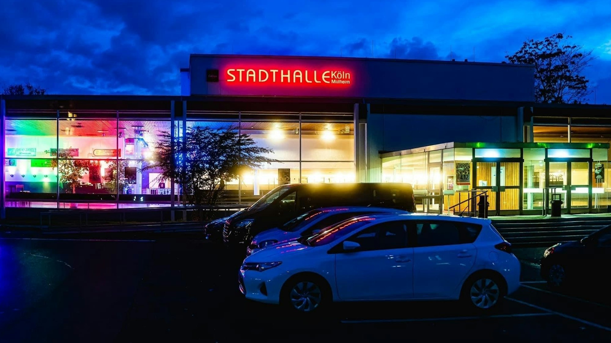Die Stadthalle in Mülheim von außen.