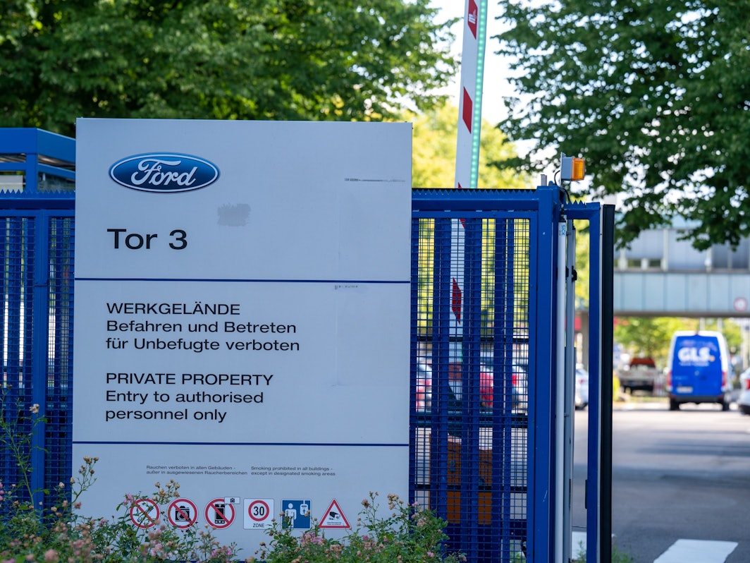 Blick auf die Einfahrt zu Tor 3 bei Ford in Köln.