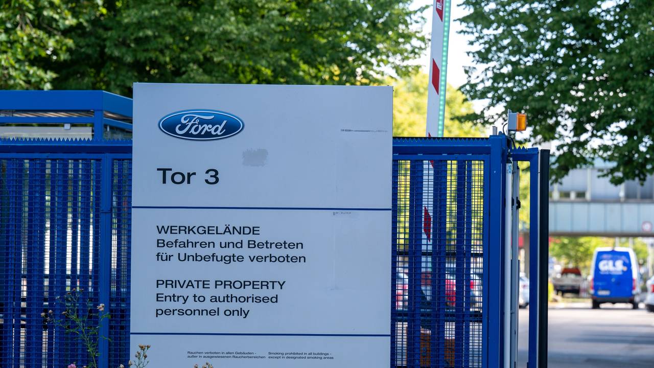 Blick auf die Einfahrt zu Tor 3 bei Ford in Köln.