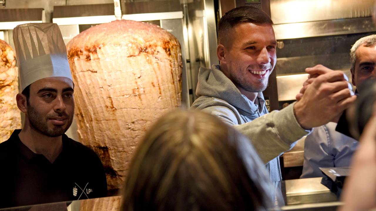 Fußball-Weltmeister Lukas Podolski begrüßt am 06.01.2018 in Köln bei der Eröffnung eines Dönerladens die Kunden.