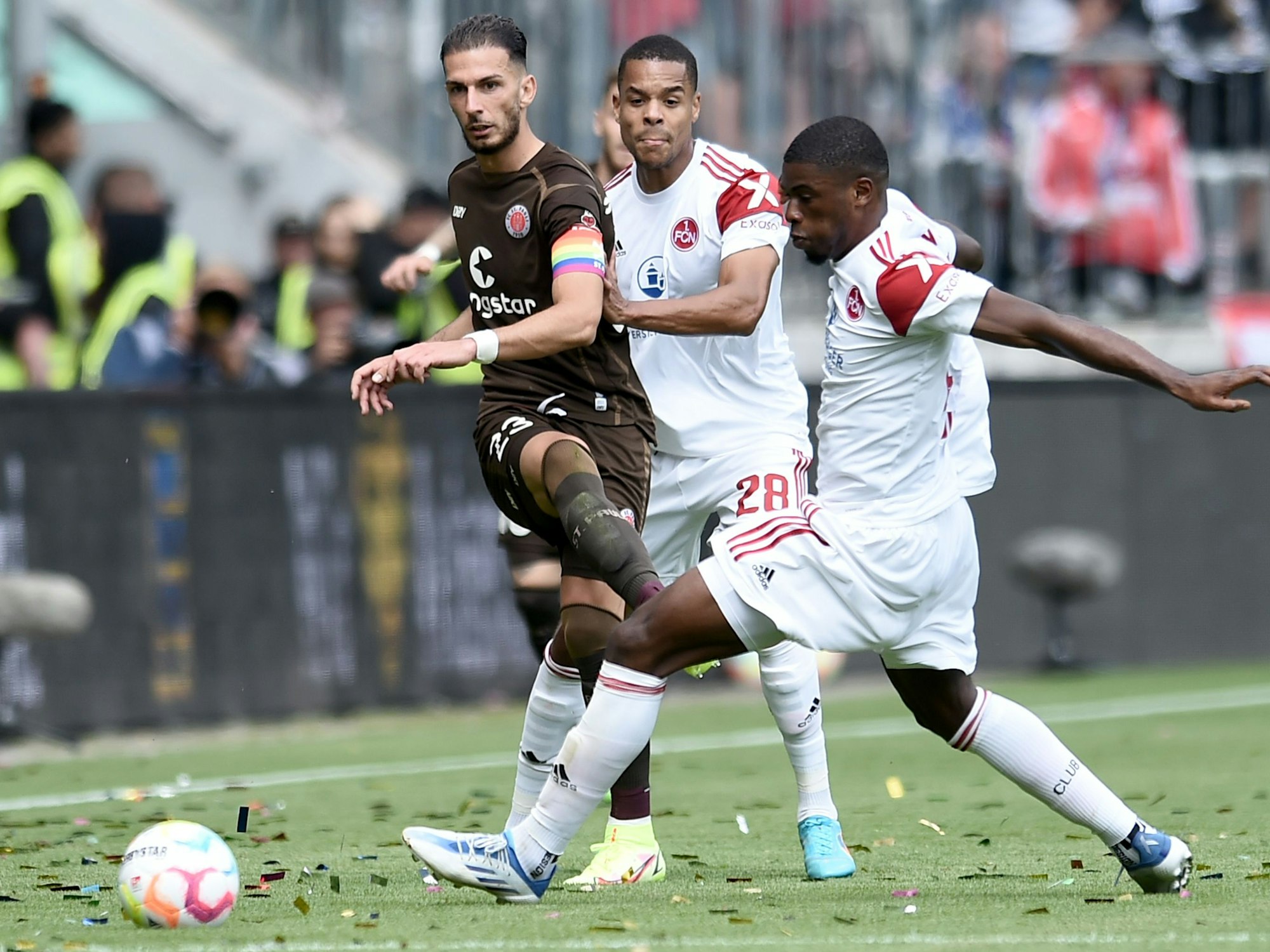 Leart Paqarada vom FC St. Pauli und Jan Gyamerah und Kwadwo Duah vom 1. FC Nürnberg kämpfen um den Ball.
