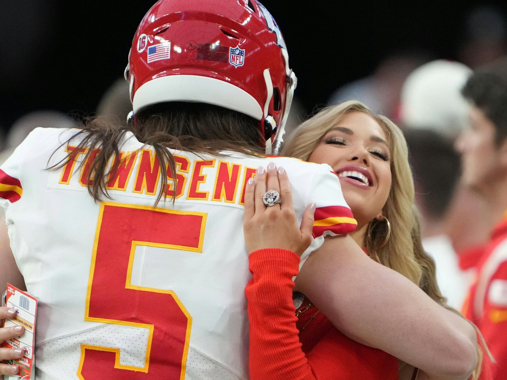 Football: Gracie Hunt umarmt Tommy Townsend von den Kansas City Chiefs.