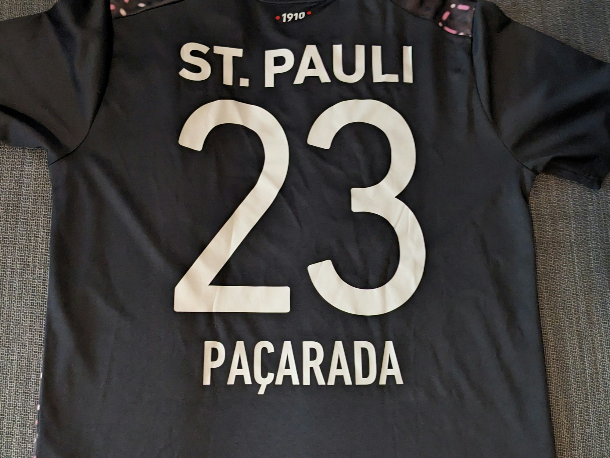 Auf dem Trikot wird der Name Paqarada mit c geschrieben, also Pacarada.