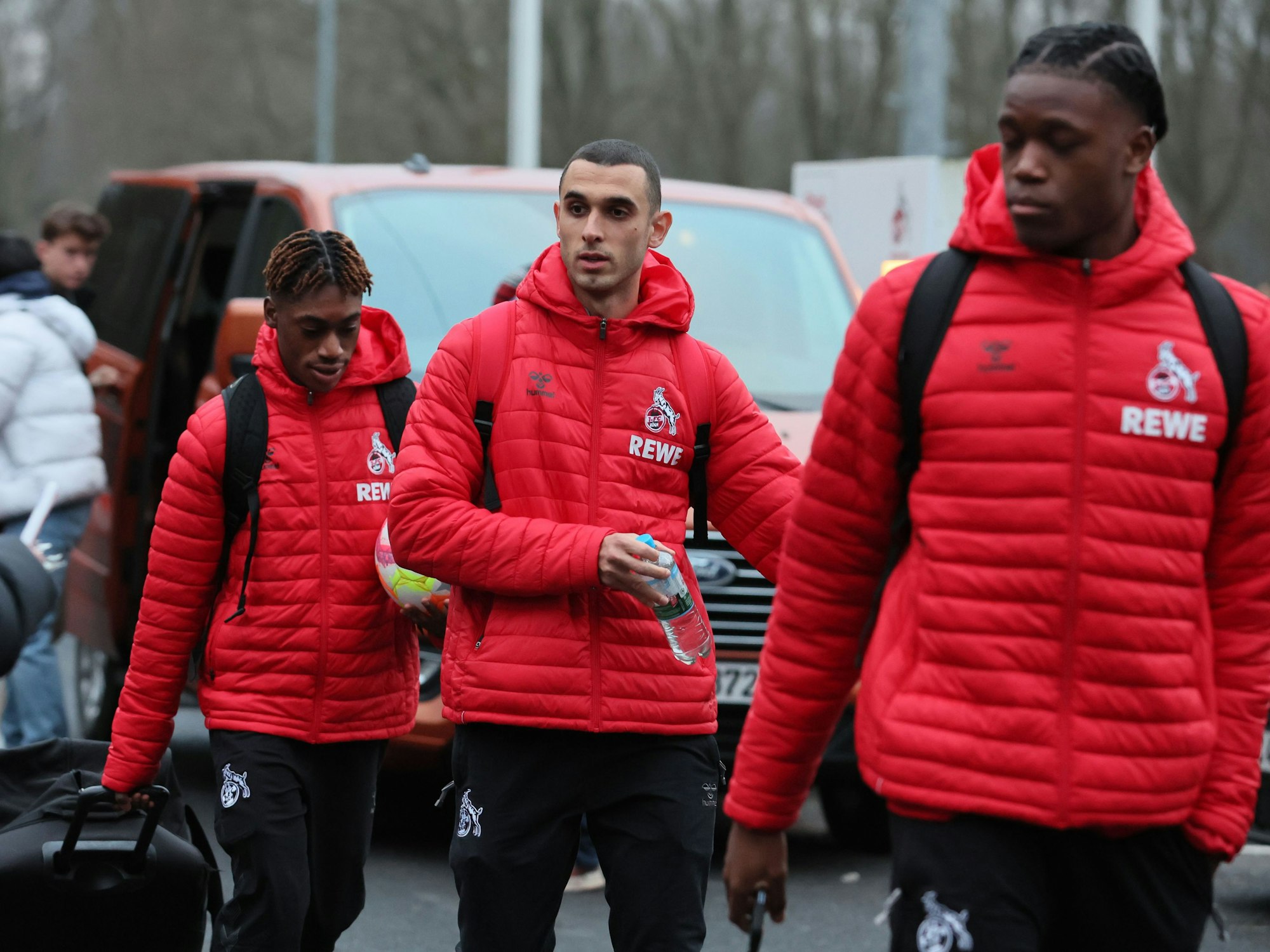 Ellyes Skhiri geht am Geißbockheim zum Mannschaftsbus des 1. FC Köln.