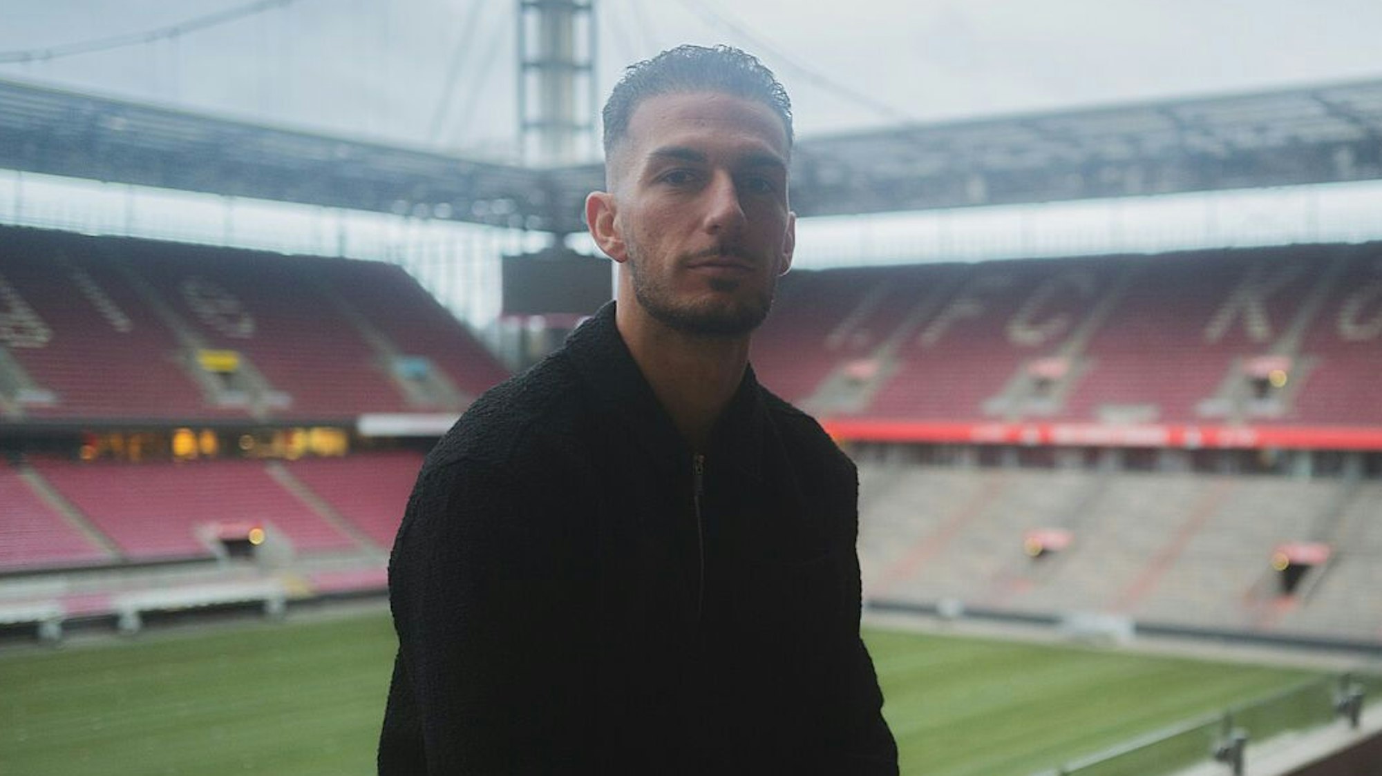 Leart Paqarada posiert nach der Vertrags-Unterschrift beim 1. FC Köln im Rhein-Energie-Stadion.
