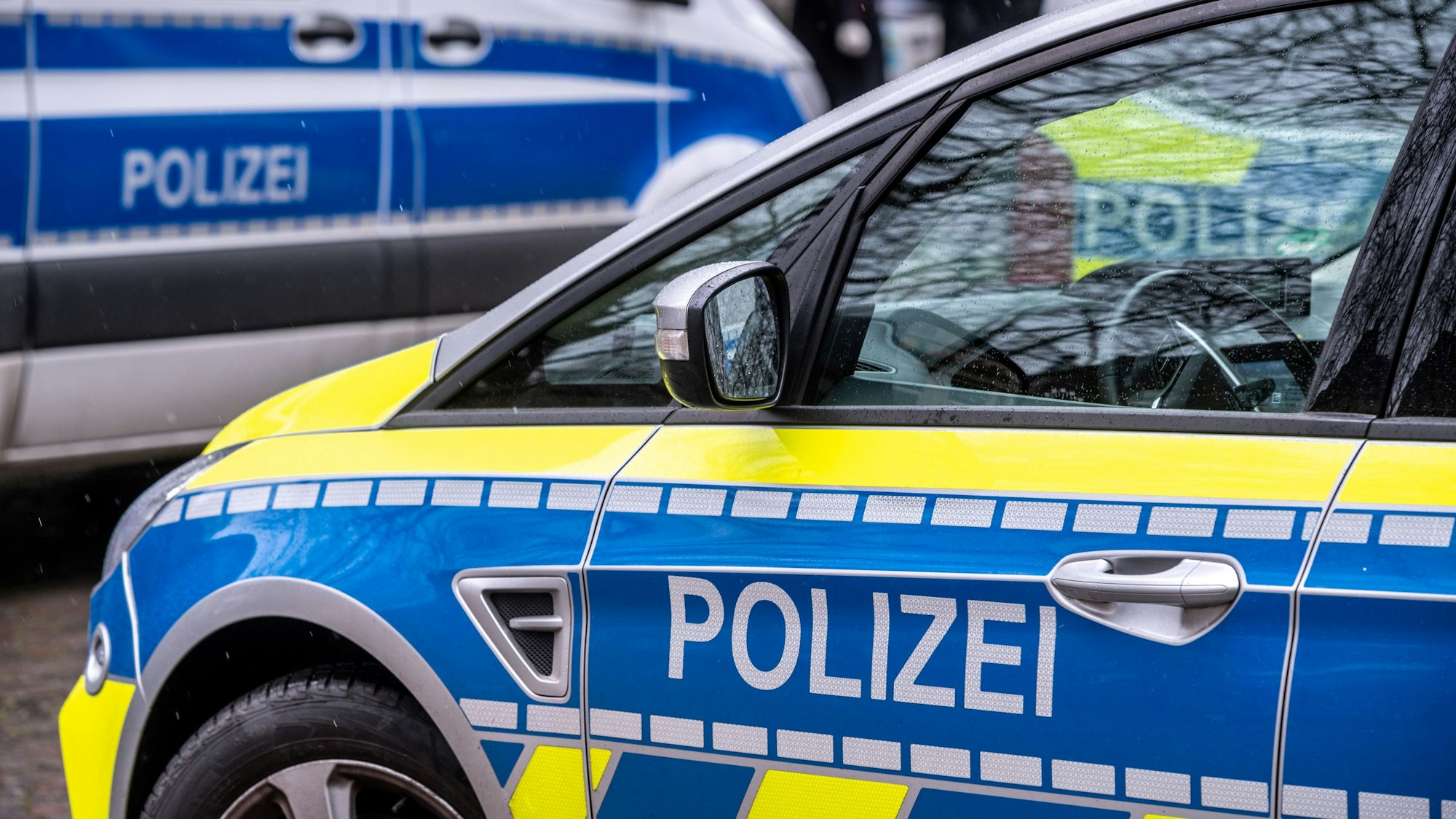 Ein Polizeifahrzeug ist von der Seite zu sehen.