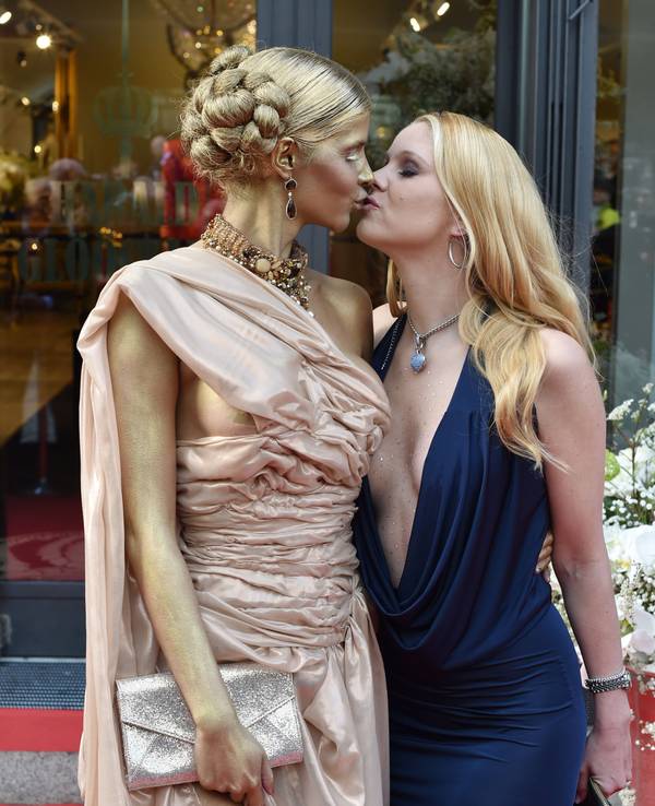 Micaela Schäfer (l) und Yvonne Wölke am 14.04.2014 in Berlin.