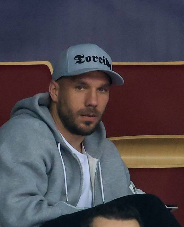 Der frühere Fußall-Nationalspieler Lukas Podolski verfolgt die Partie bei der Handball-WM zwischen Deutschland und Norwegen.