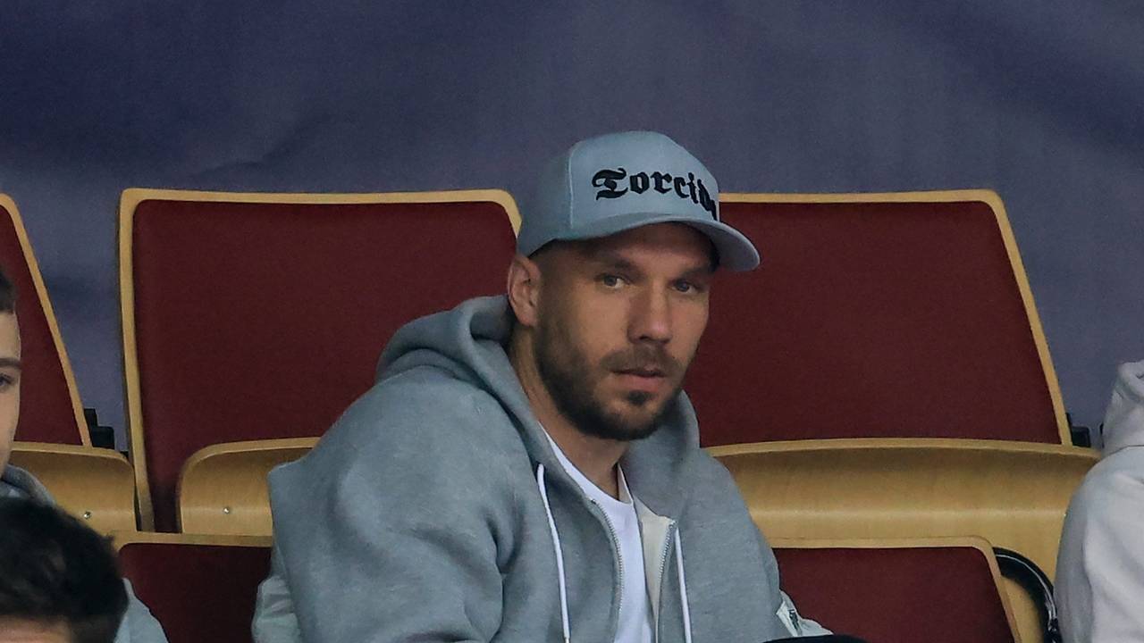 Der frühere Fußall-Nationalspieler Lukas Podolski verfolgt die Partie bei der Handball-WM zwischen Deutschland und Norwegen.