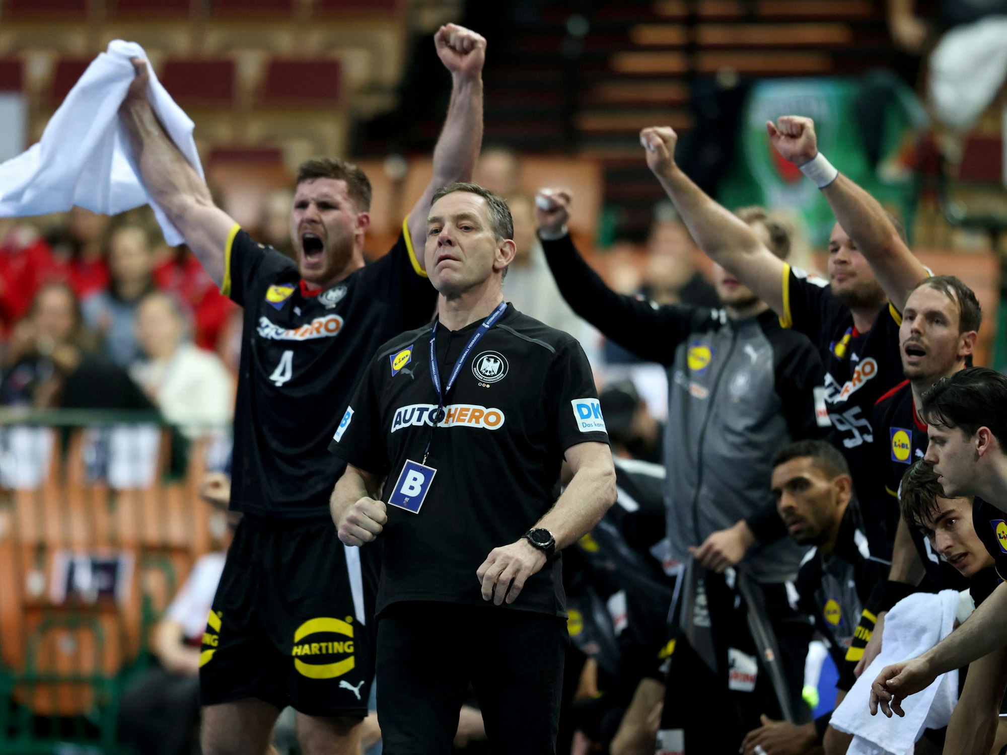 Deutschlands Johannes Golla (l) jubelt an der Bank neben Deutschlands Trainer Alfred Gislason.