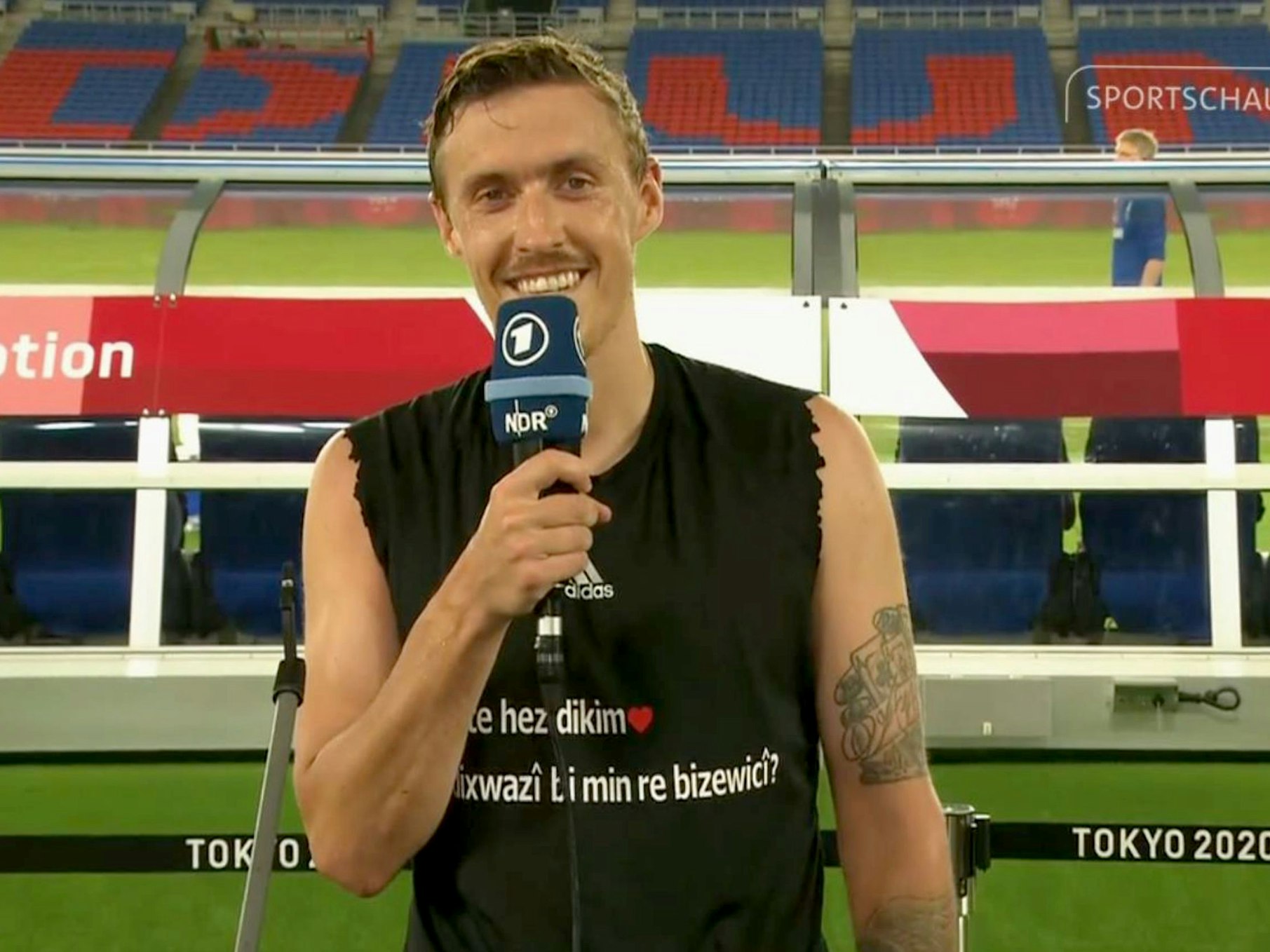 Der Screenshot aus der Olympiaberichterstattung der ARD zeigt Max Kruse, der nach dem Spiel der deutschen U21 Fußball-Nationalmannschaft in Yokohama seiner Freundin Dilara während des Interviews einen Heiratsantrag macht.