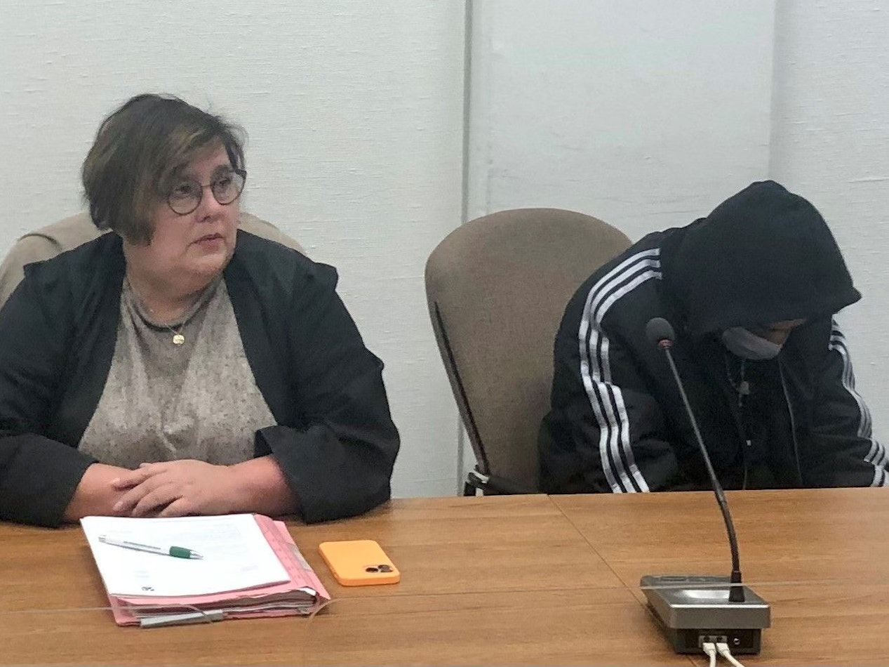 Der Angeklagte sitzt in sich zusammengesunken neben seiner Anwältin Karin Bölter.