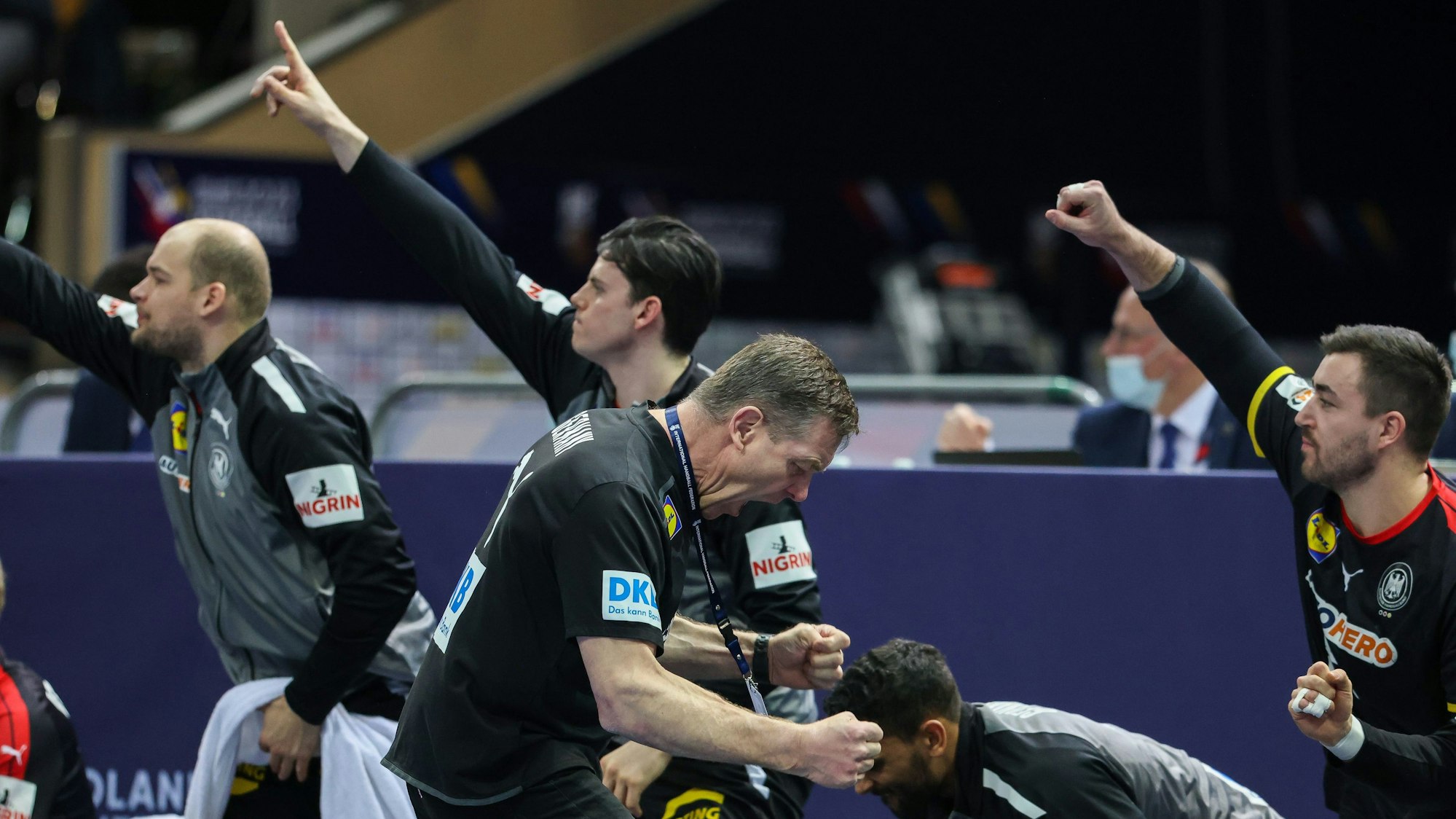 Deutschlands Trainer Alfred Gislason jubelt vor der deutschen Bank.