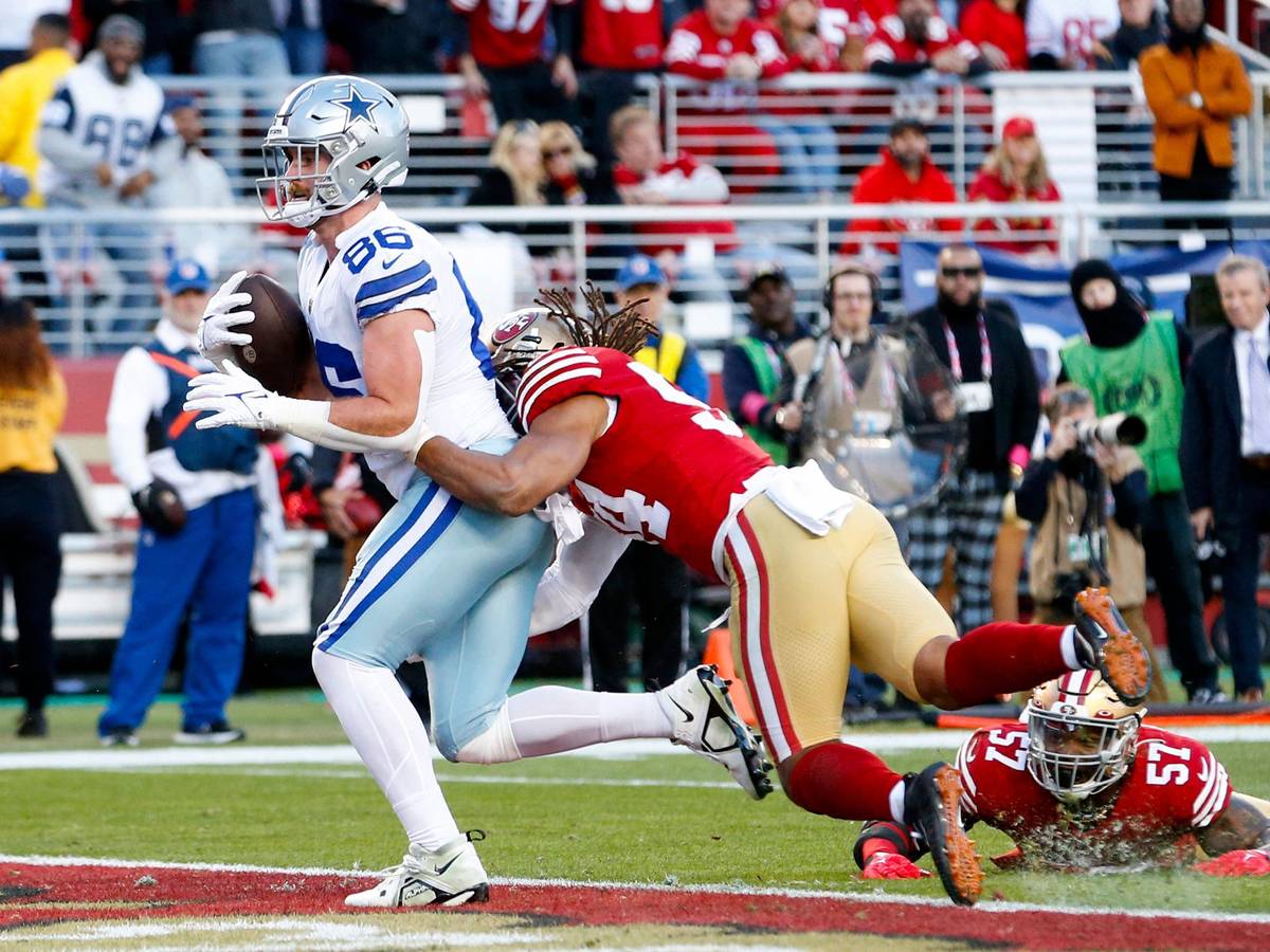 Dalton Schultz (l.) läuft mit dem Football in der Hand zum Touchdown für die Dallas Cowboys.