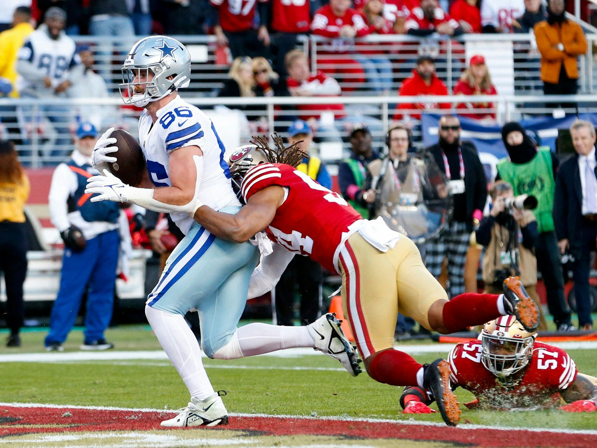Dalton Schultz (l.) läuft mit dem Football in der Hand zum Touchdown für die Dallas Cowboys.