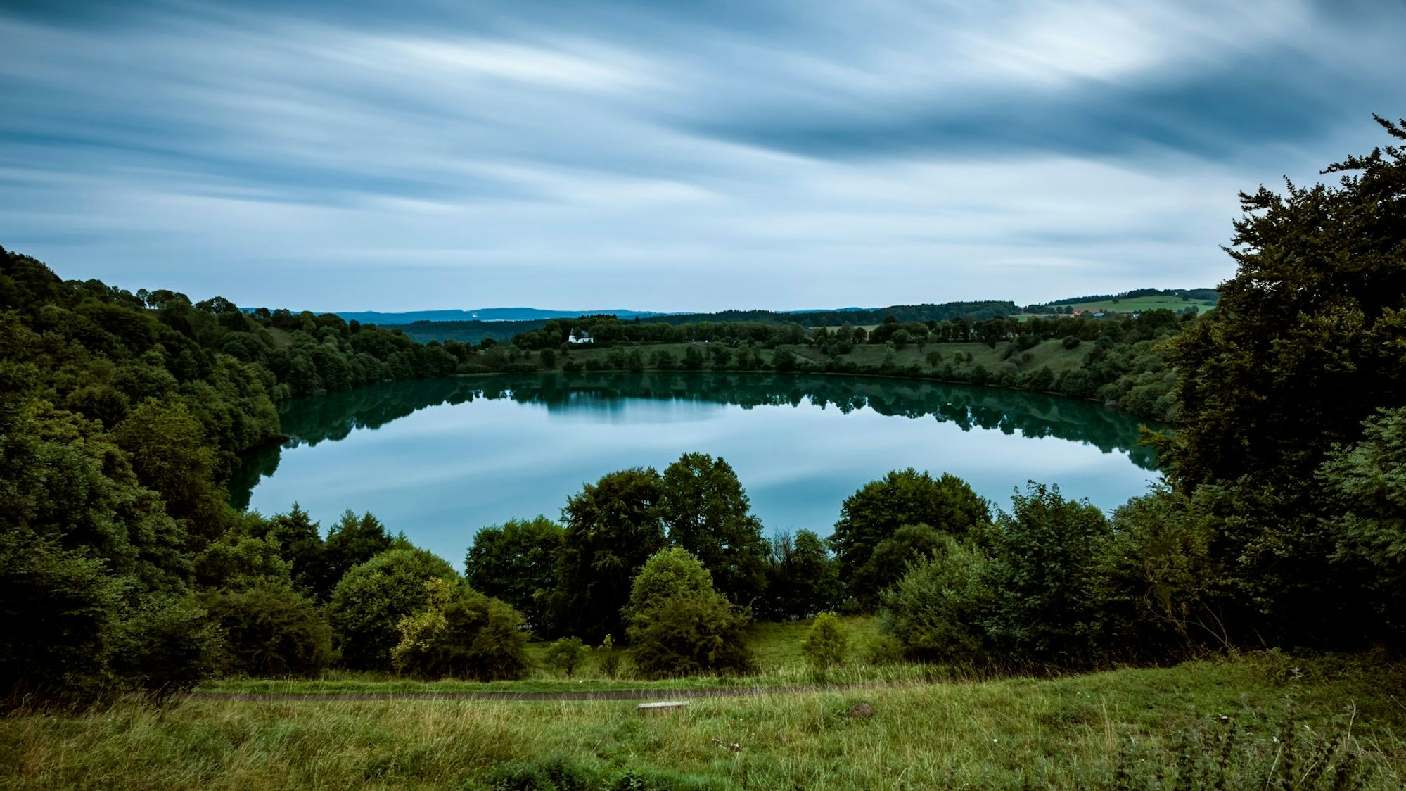 Das Weinfelder Maar ist nur eines von vielen spannenden Ausflugszielen im Naturpark Vulkaneifel.