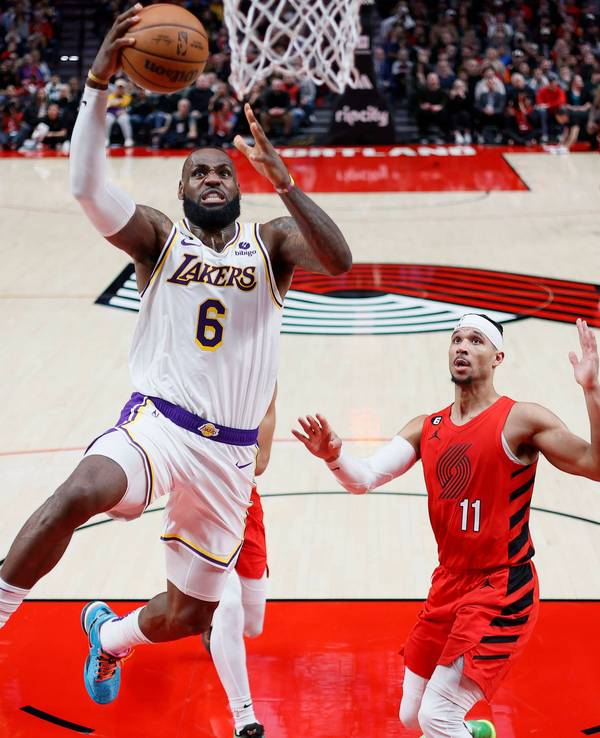 Lakers-Star LeBron James steigt hoch zum Korb beim Spiel gegen die Portland Trail Blazers.