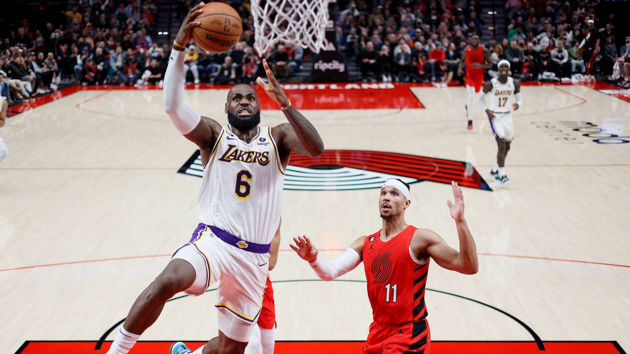 Lakers-Star LeBron James steigt hoch zum Korb beim Spiel gegen die Portland Trail Blazers.