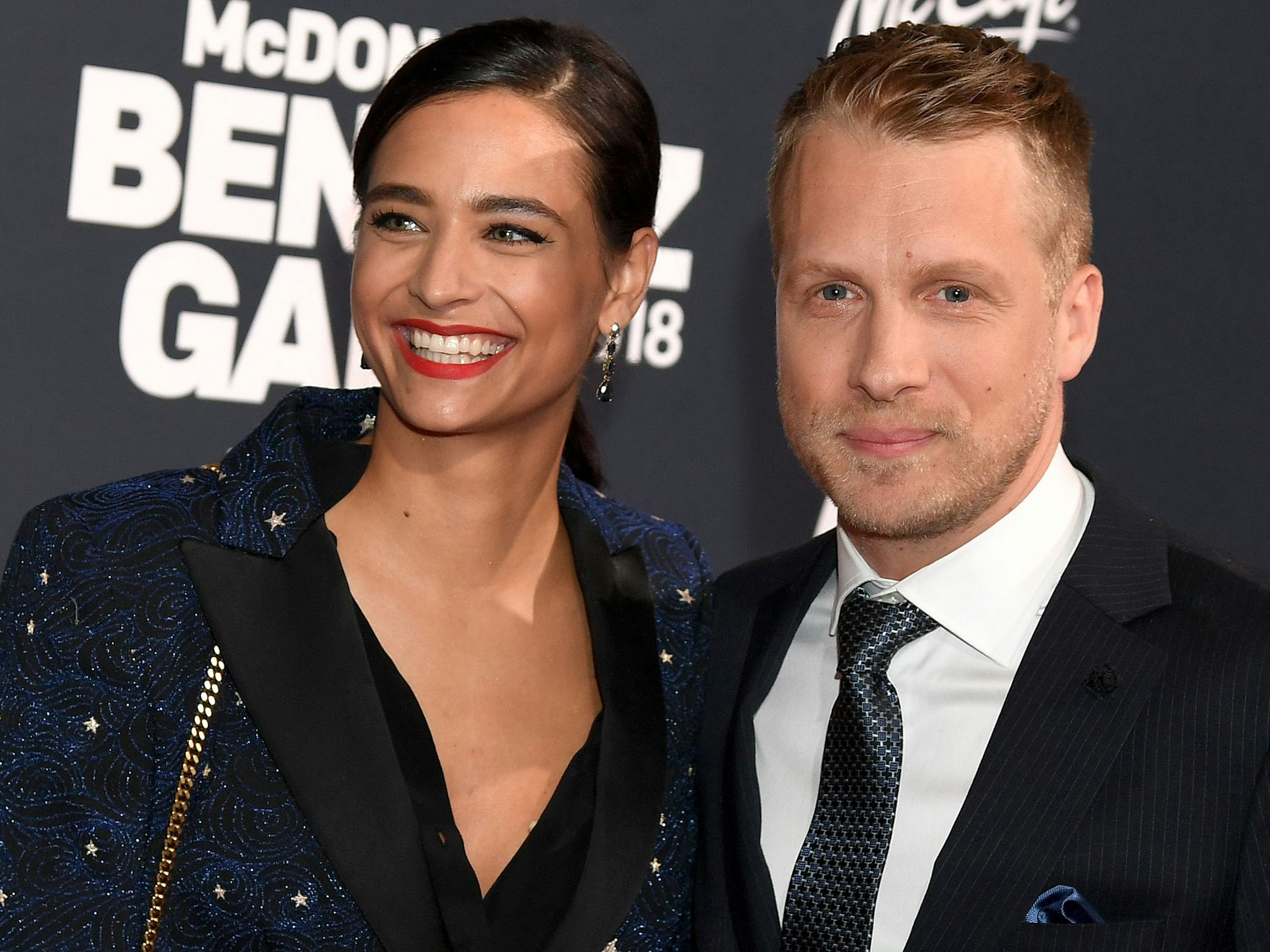 Oliver Pocher und Ehefrau Amira Pocher stehen auf dem Roten Teppich einer Benefiz-Gala.