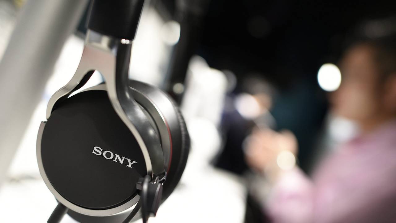 Sony Logo auf Kopfhörer.