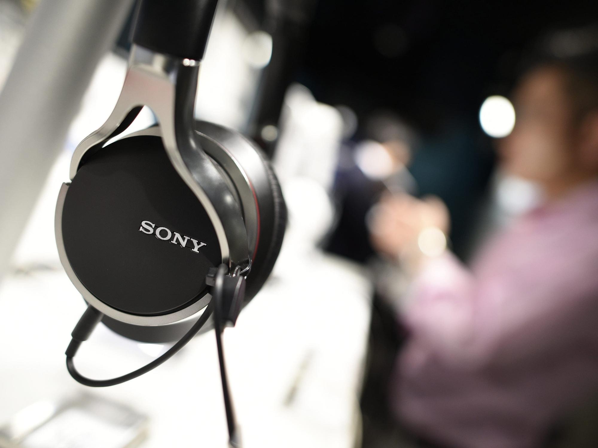 Sony Logo auf Kopfhörer.