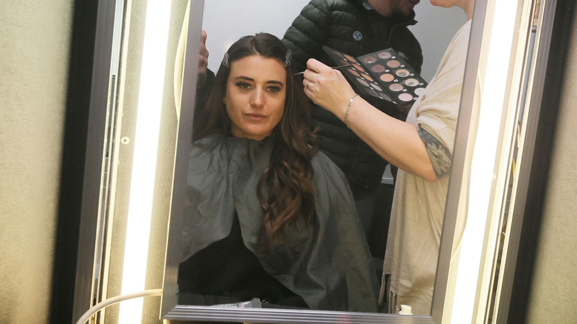 Imke Salander sitzt in der Maske vor ihrem Auftritt als Sky-Moderatorin bei einer Bundesliga-Übertragung,