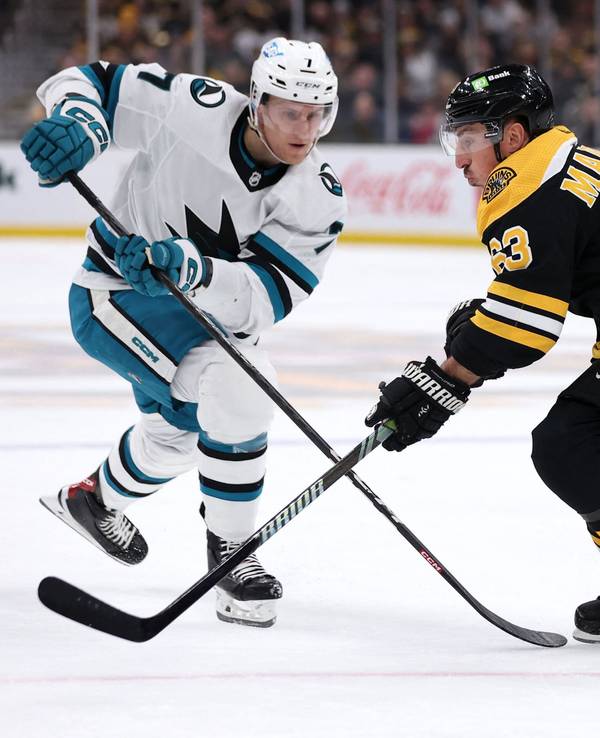 Bostons Brad Marchand (r.) und Sharks Nico Sturm im Zweikampf.