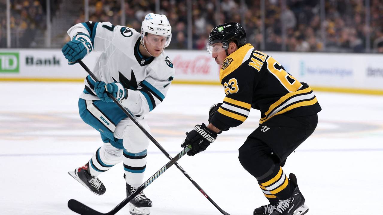 Bostons Brad Marchand (r.) und Sharks Nico Sturm im Zweikampf.