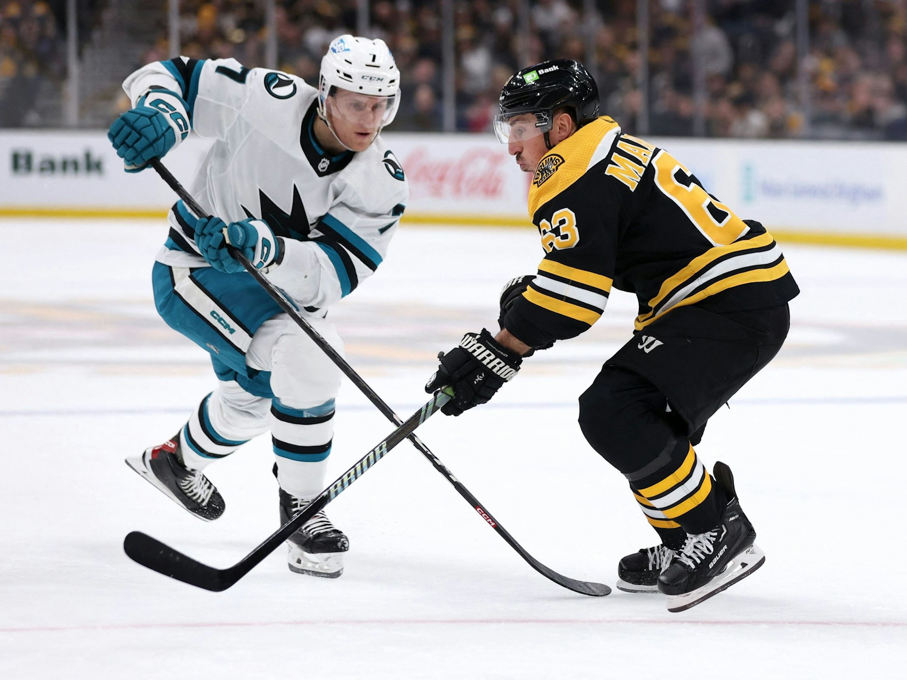 Bostons Brad Marchand (r.) und Sharks Nico Sturm im Zweikampf.