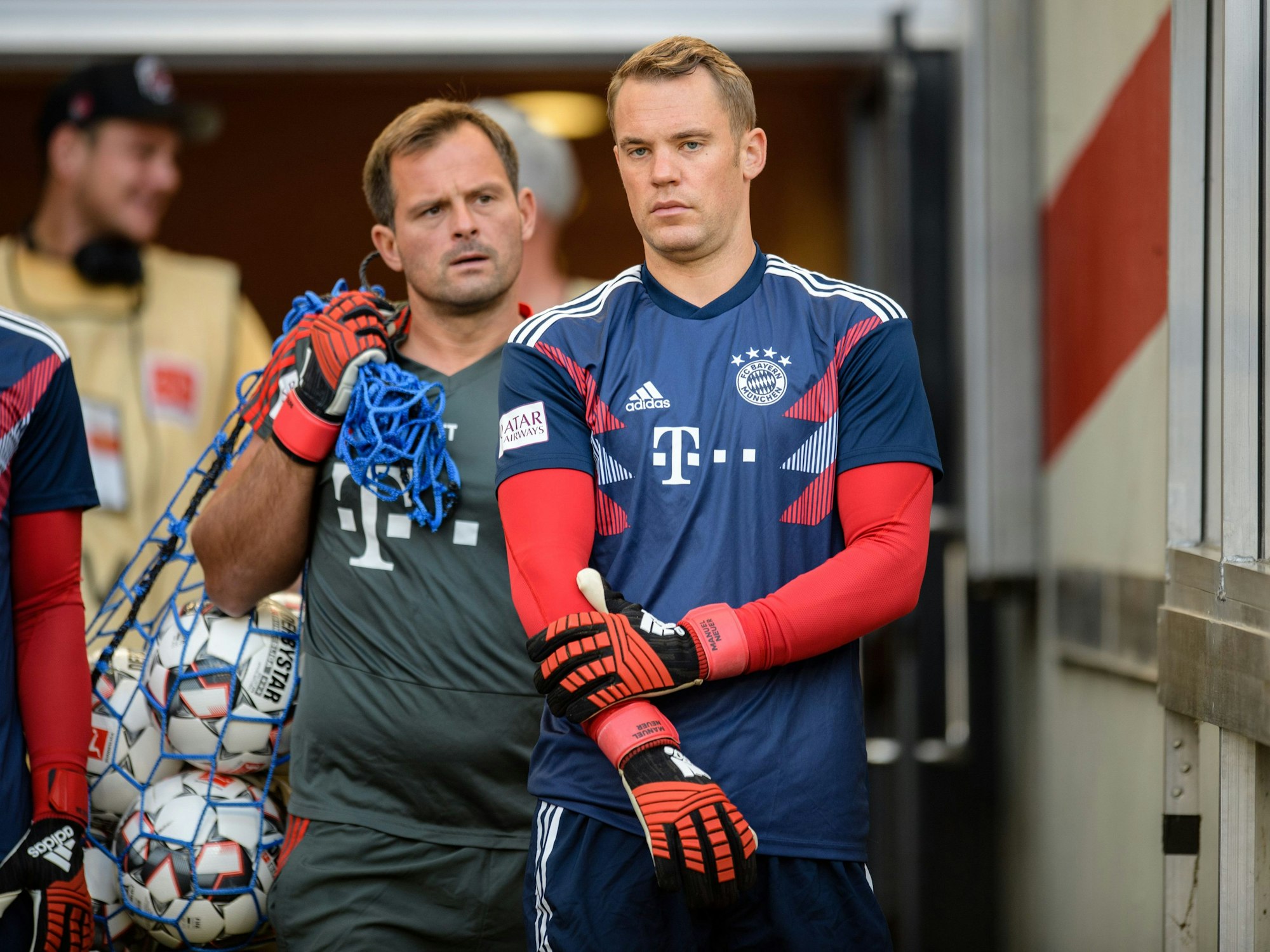 Ein Foto aus vergangenen Tagen: Manuel Neuer vom FC Bayern München (r) kommt am 1. September 2018 vor Spielbeginn in Stuttgart mit Torwarttrainer Toni Tapalovic aus dem Spielertunnel.