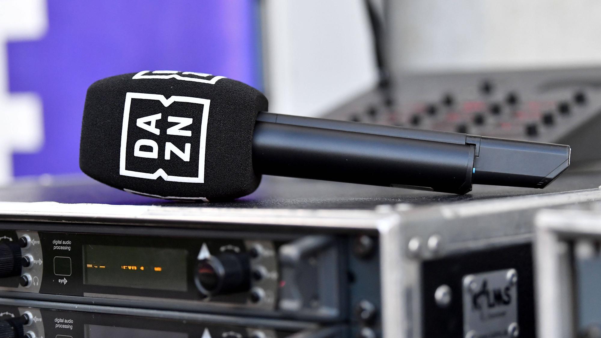 Ein DAZN-Mikro liegt im Bundesliga-Stadion auf einem Mischpult.