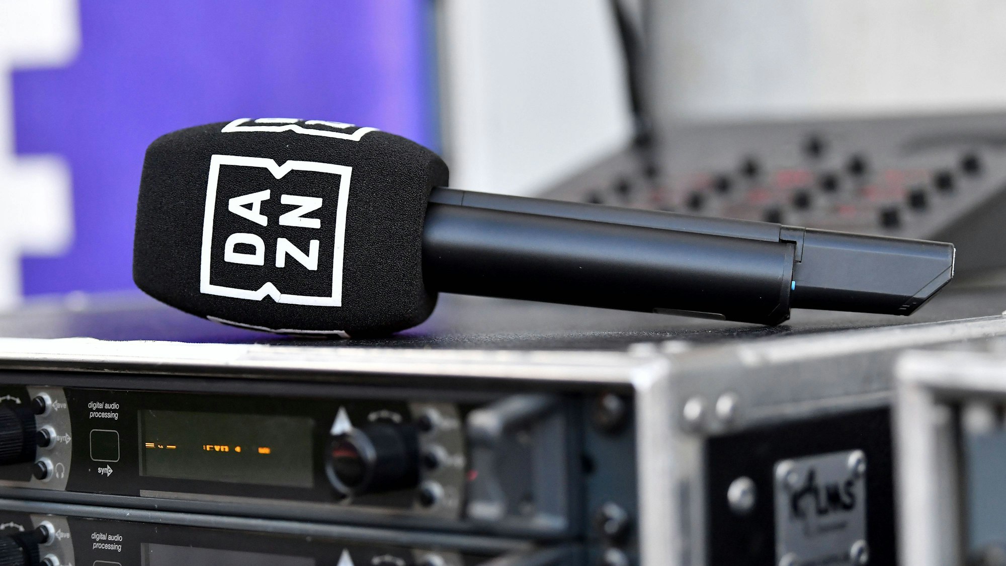 Ein DAZN-Mikro liegt im Bundesliga-Stadion auf einem Mischpult.