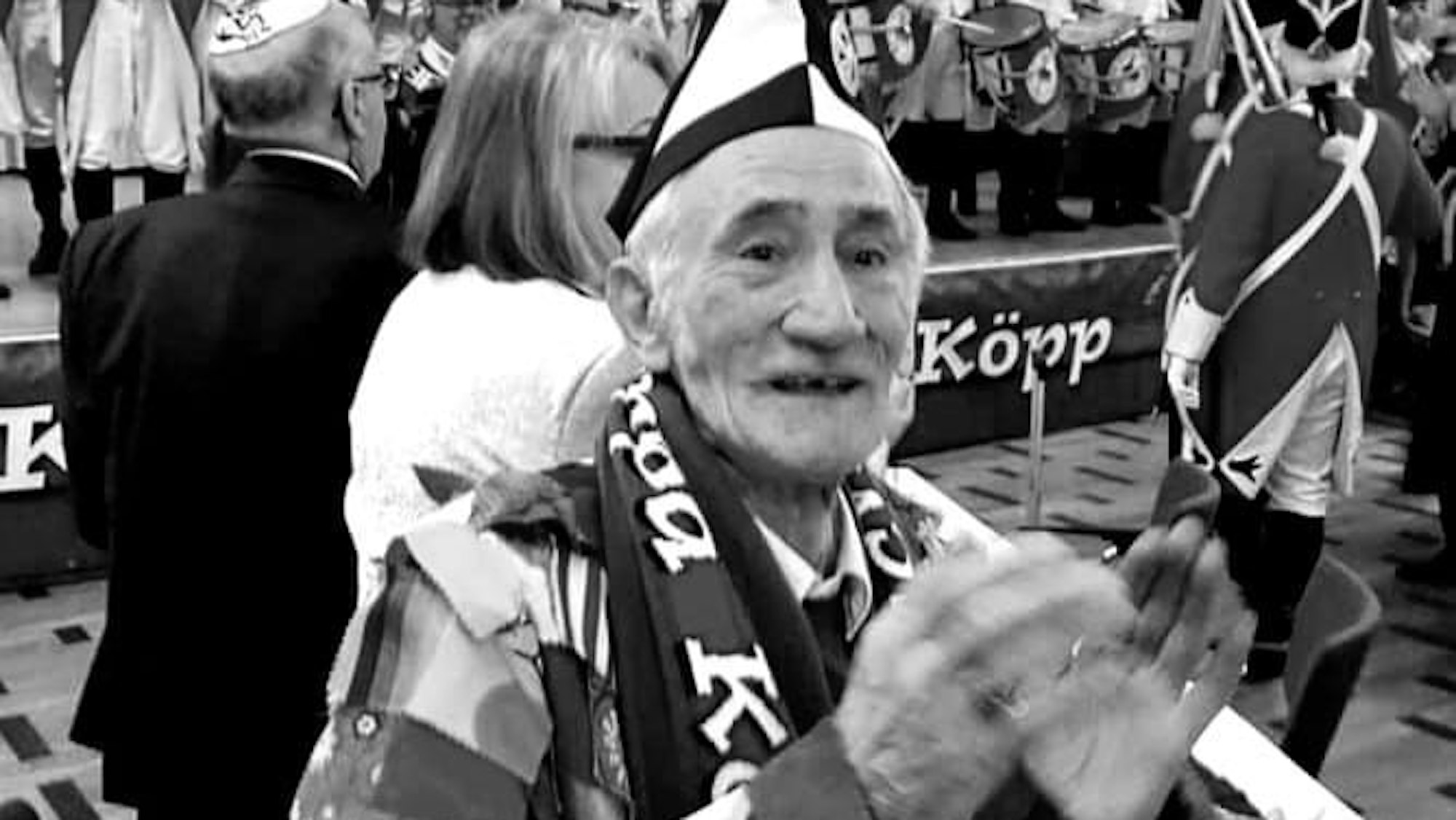 Raphael "Rafi" Weill klatscht auf einer Veranstaltung der Karnevalsgesellschaft Kölsche Kippa Köpp.