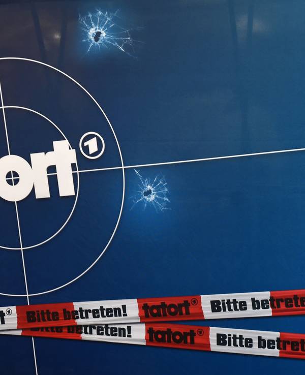 Auf einer Fotorückwand ist das Logo der ARD-Fernsehreihe „Tatort“ zu sehen.