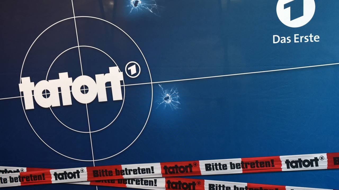 Auf einer Fotorückwand ist das Logo der ARD-Fernsehreihe „Tatort“ zu sehen.