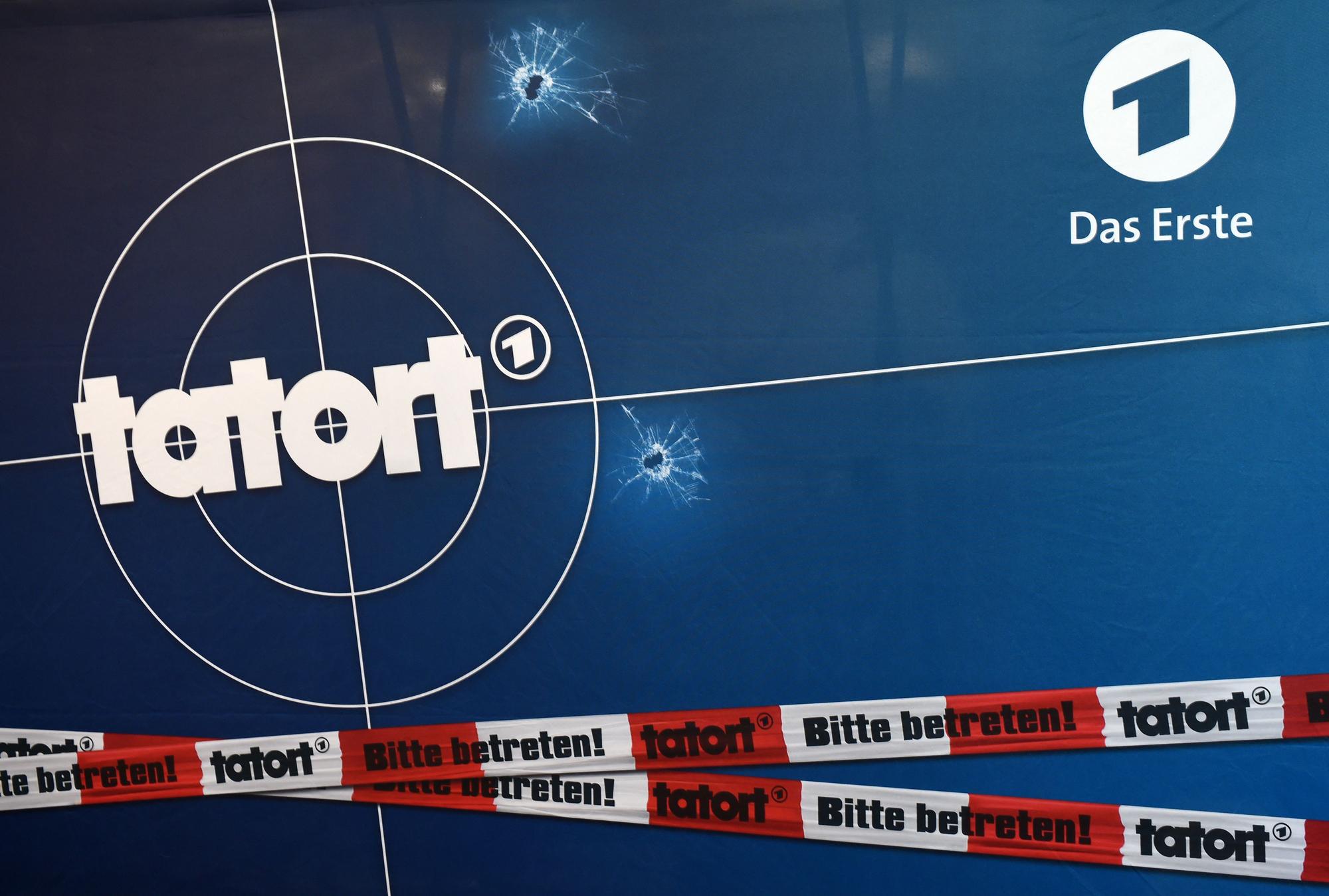 Auf einer Fotorückwand ist das Logo der ARD-Fernsehreihe „Tatort“ zu sehen.