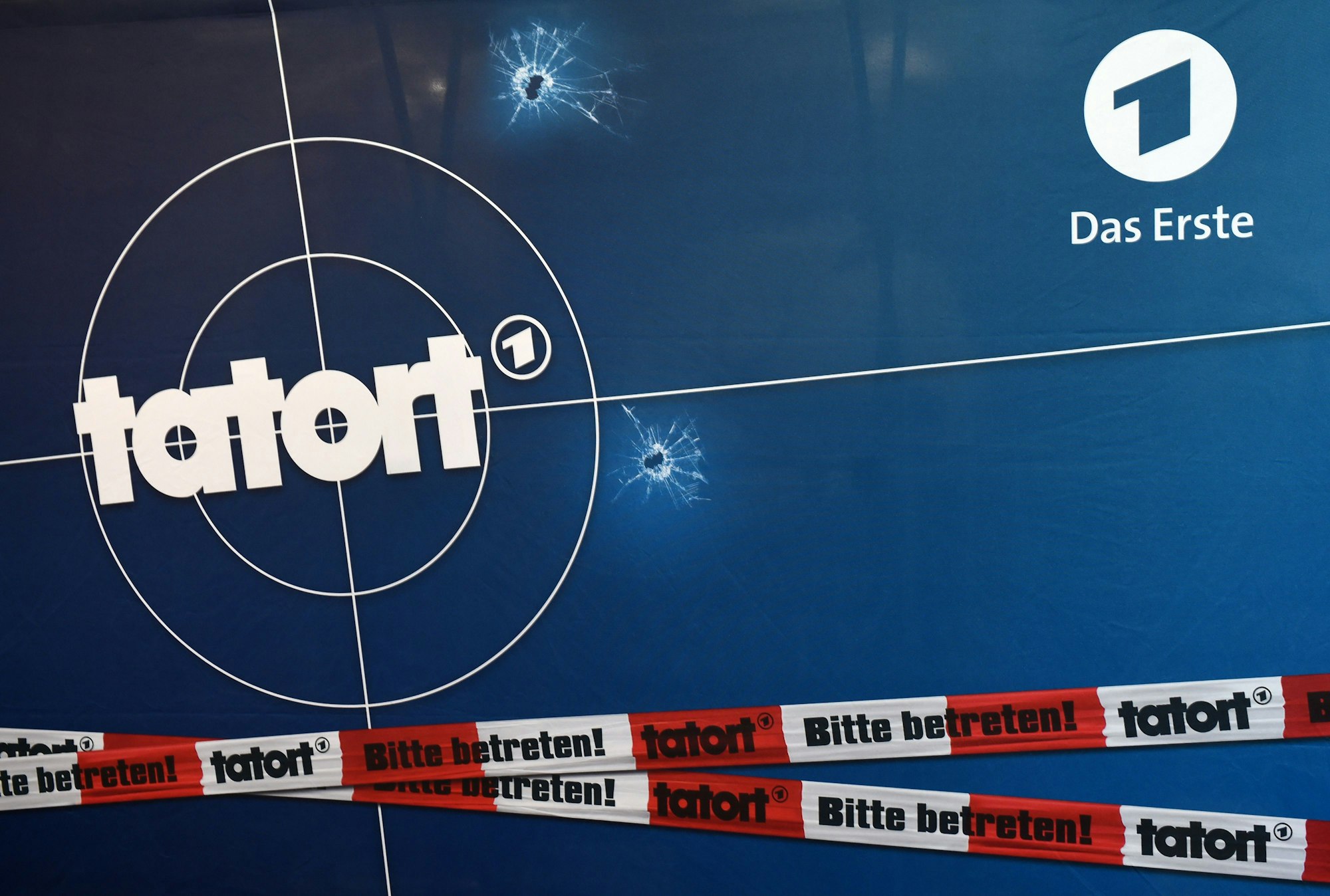 Auf einer Fotorückwand ist das Logo der ARD-Fernsehreihe „Tatort“ zu sehen.