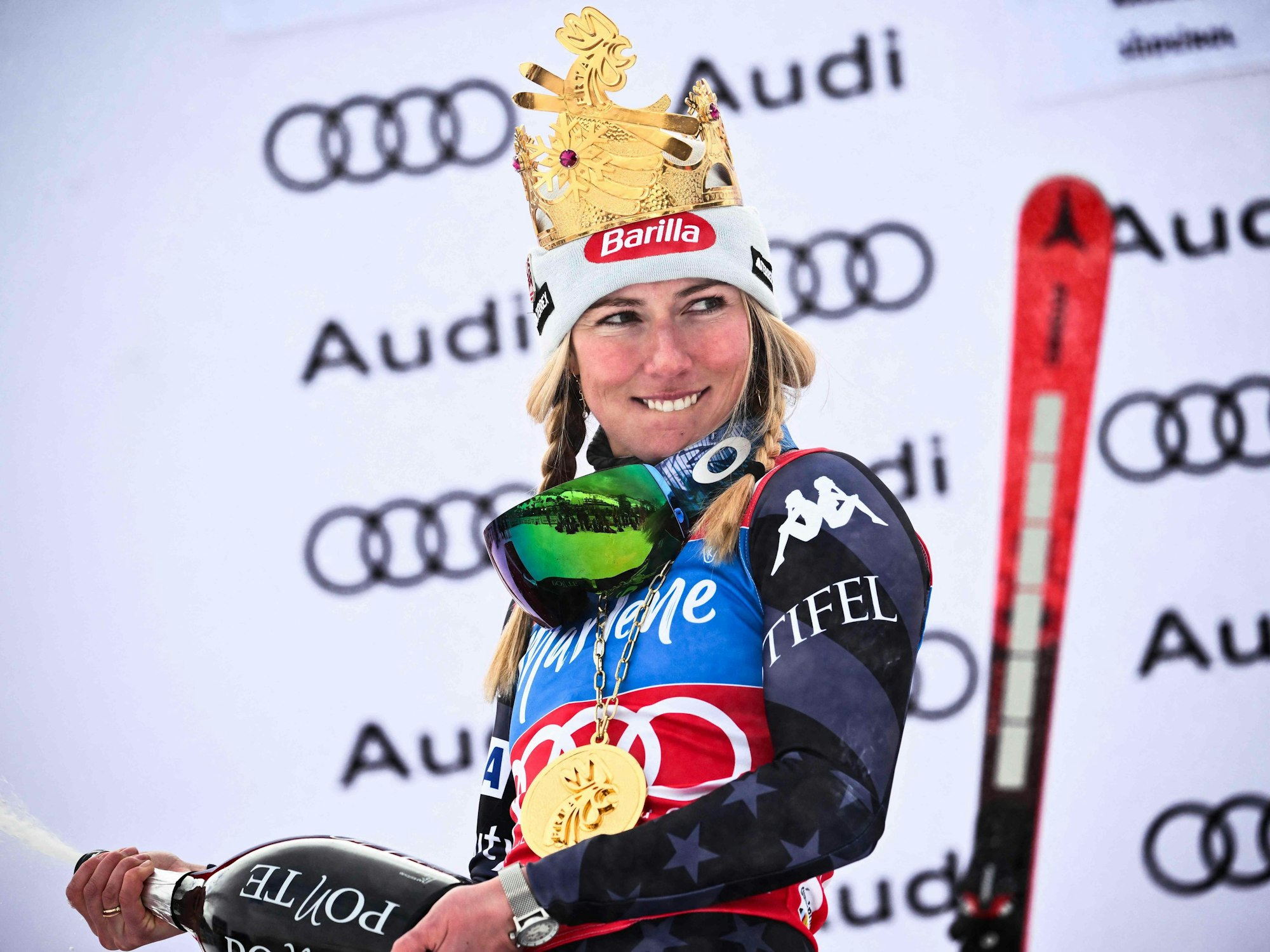 Ski alpin: Mikaela Shiffrin feiert ihren Weltcup-Rekord mit Champagner und Krone in den Dolomiten.