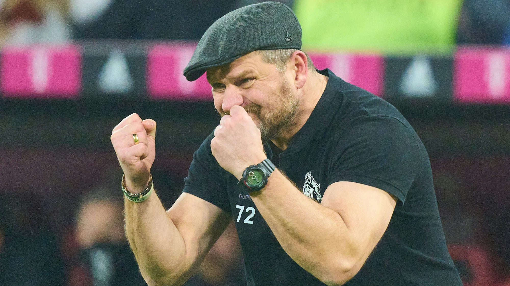 Steffen Baumgart jubelt im T-Shirt.